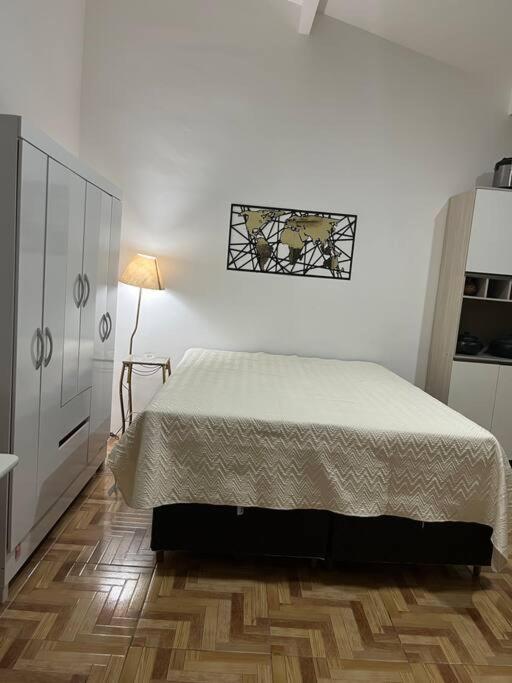 Flat Em Area Com Ar Condicionado E Garagem